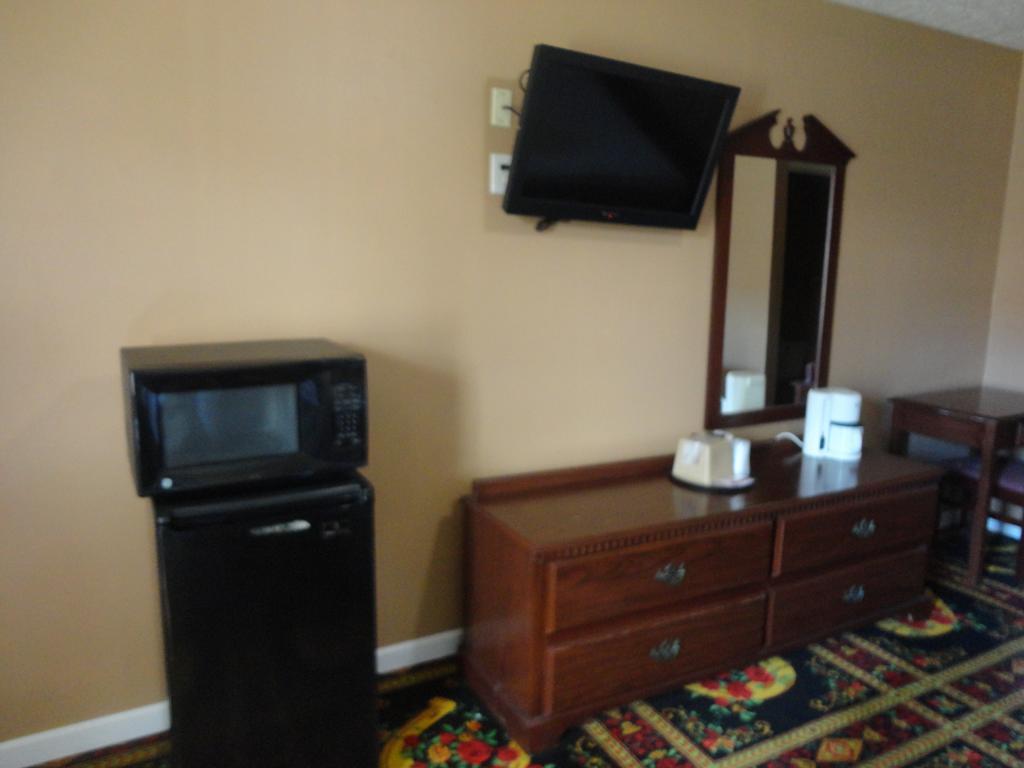 Royal Inn & Suites تونيكا الغرفة الصورة