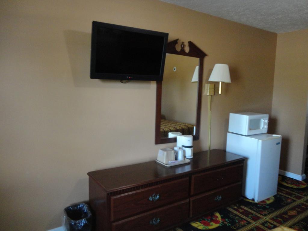 Royal Inn & Suites تونيكا الغرفة الصورة