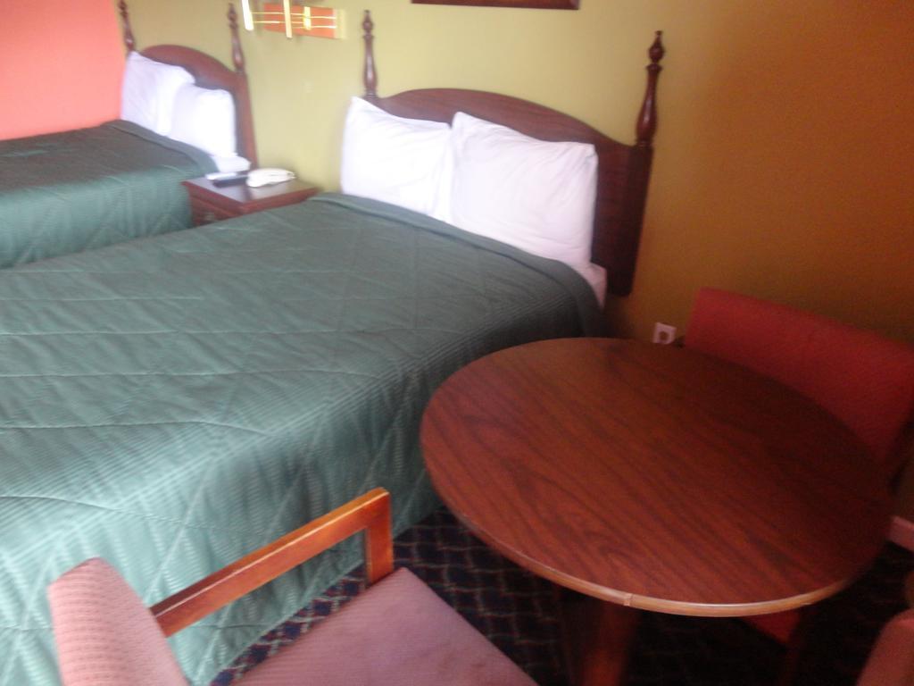 Royal Inn & Suites تونيكا الغرفة الصورة