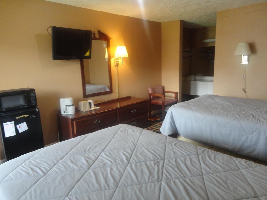 Royal Inn & Suites تونيكا الغرفة الصورة