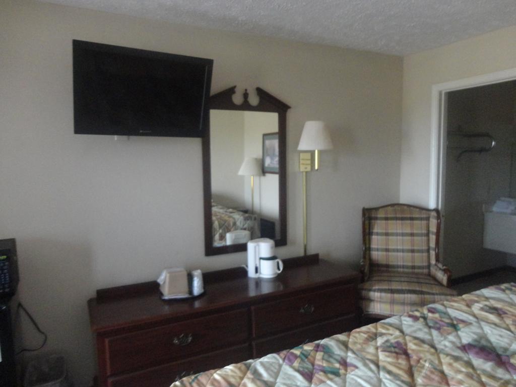 Royal Inn & Suites تونيكا الغرفة الصورة