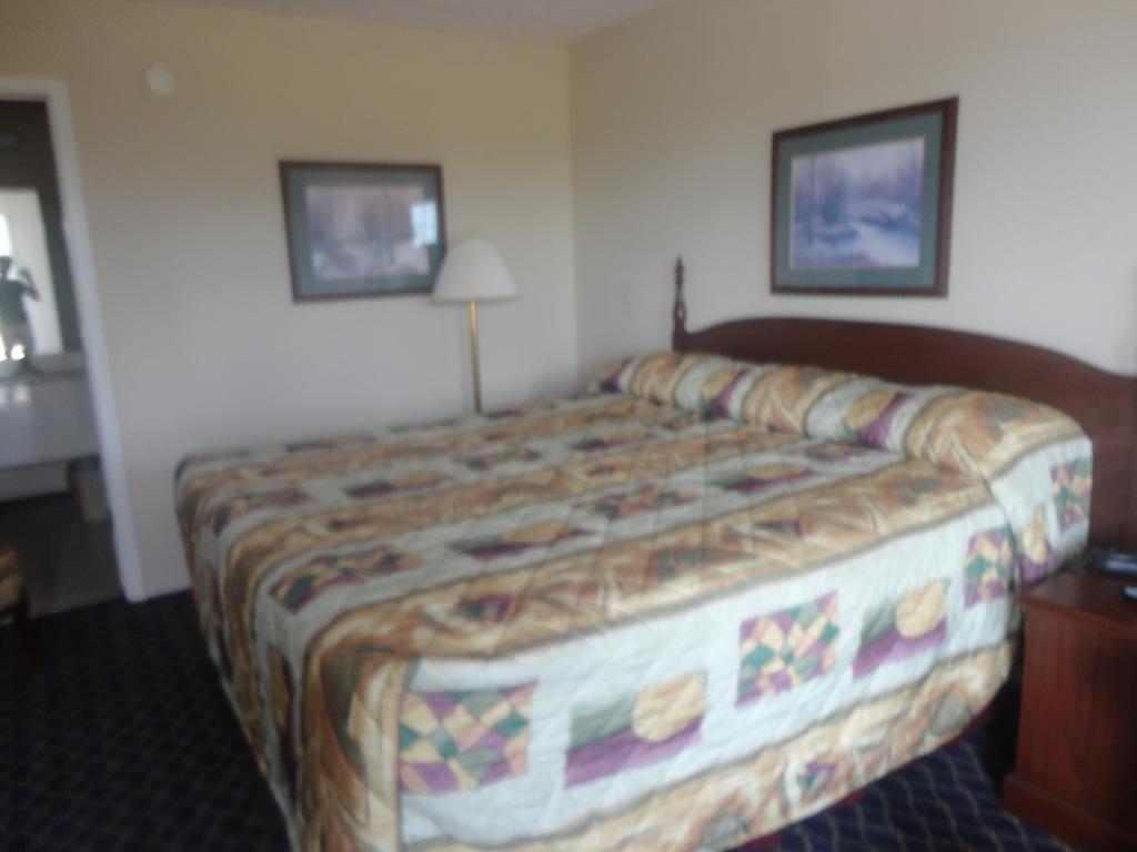 Royal Inn & Suites تونيكا الغرفة الصورة
