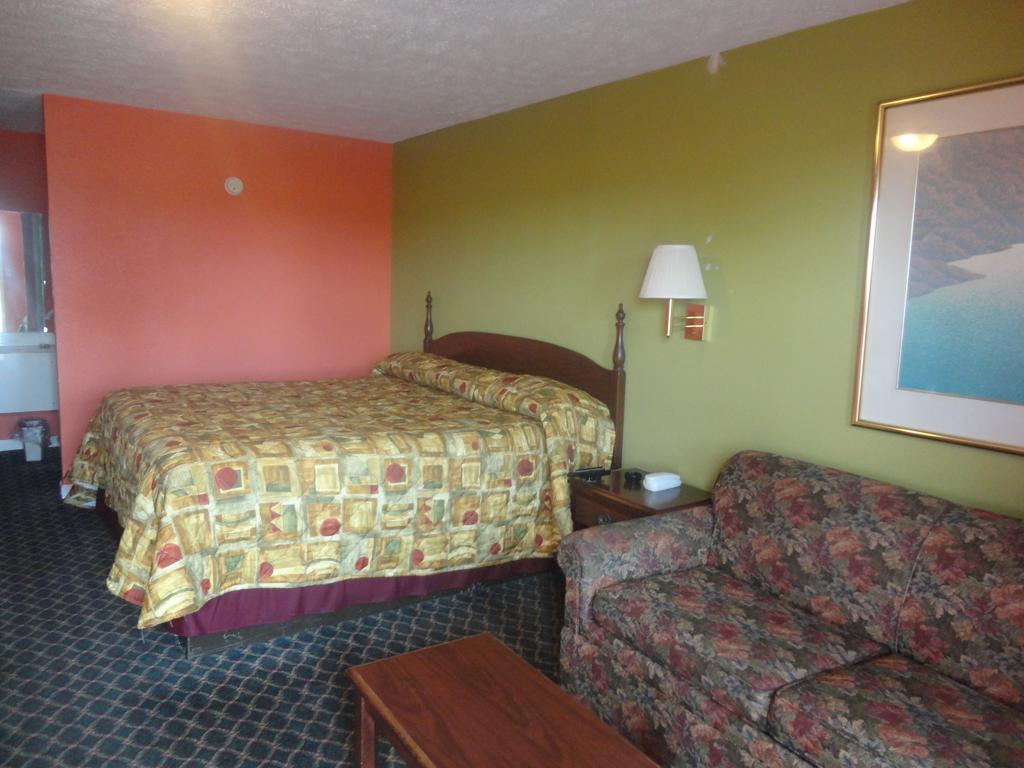 Royal Inn & Suites تونيكا الغرفة الصورة