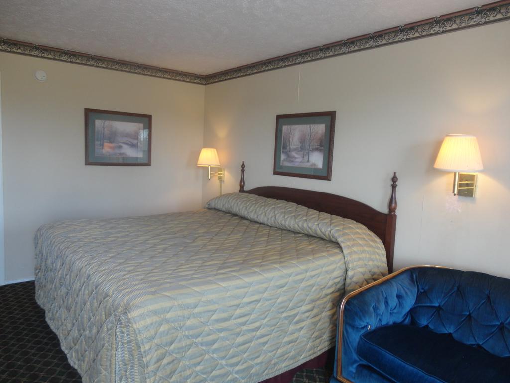 Royal Inn & Suites تونيكا الغرفة الصورة