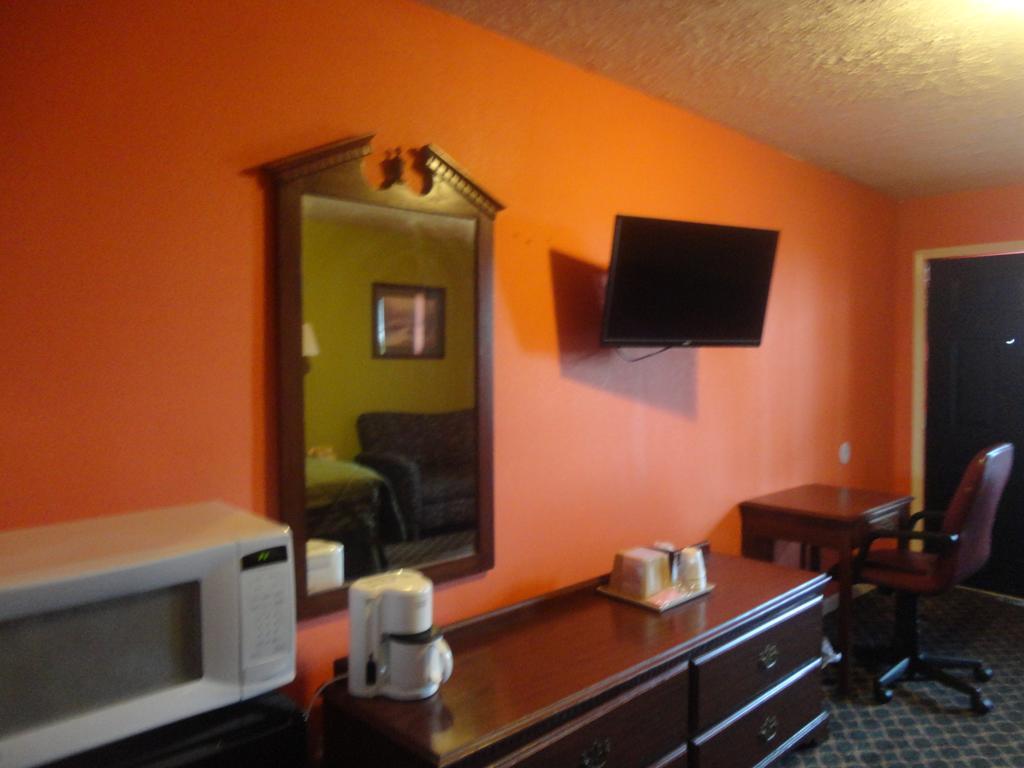 Royal Inn & Suites تونيكا الغرفة الصورة