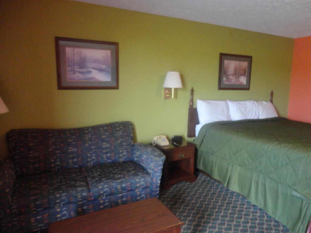 Royal Inn & Suites تونيكا الغرفة الصورة