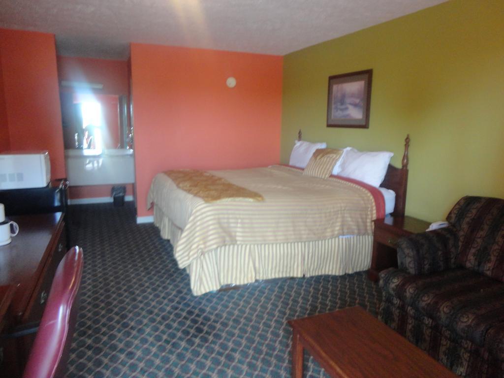 Royal Inn & Suites تونيكا الغرفة الصورة