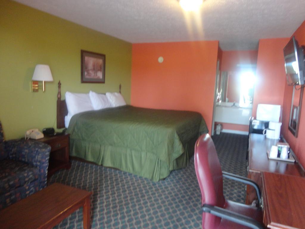 Royal Inn & Suites تونيكا الغرفة الصورة